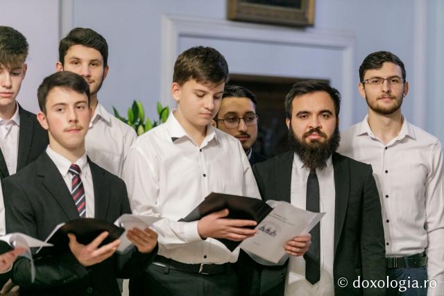(Foto) „Prietenii Sfinților Trei Ierarhi” – Colindători la Reședința Mitropolitană 2021