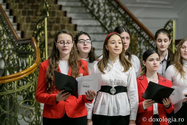 (Foto) „Prietenii Sfinților Trei Ierarhi” – Colindători la Reședința Mitropolitană 2021