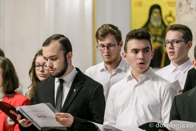 (Foto) „Prietenii Sfinților Trei Ierarhi” – Colindători la Reședința Mitropolitană 2021