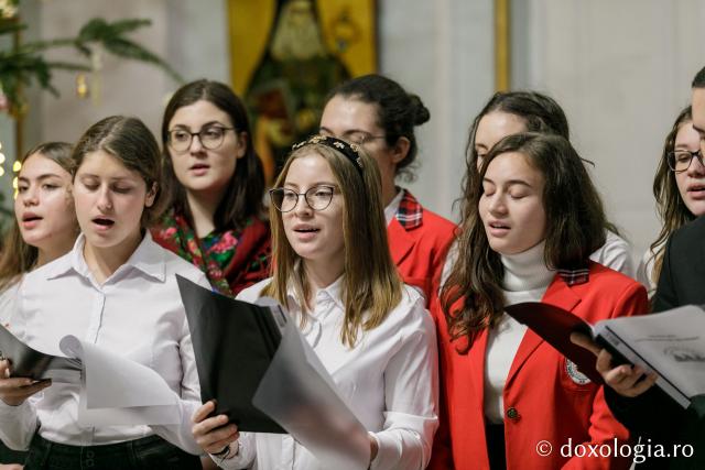 (Foto) „Prietenii Sfinților Trei Ierarhi” – Colindători la Reședința Mitropolitană 2021
