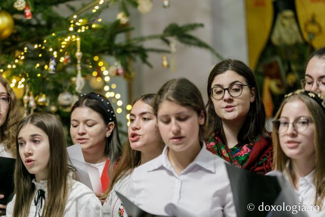 (Foto) „Prietenii Sfinților Trei Ierarhi” – Colindători la Reședința Mitropolitană 2021