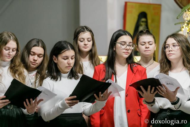 (Foto) „Prietenii Sfinților Trei Ierarhi” – Colindători la Reședința Mitropolitană 2021