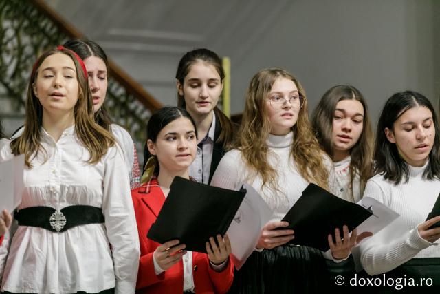 (Foto) „Prietenii Sfinților Trei Ierarhi” – Colindători la Reședința Mitropolitană 2021