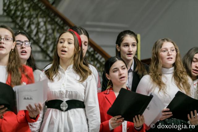 (Foto) „Prietenii Sfinților Trei Ierarhi” – Colindători la Reședința Mitropolitană 2021
