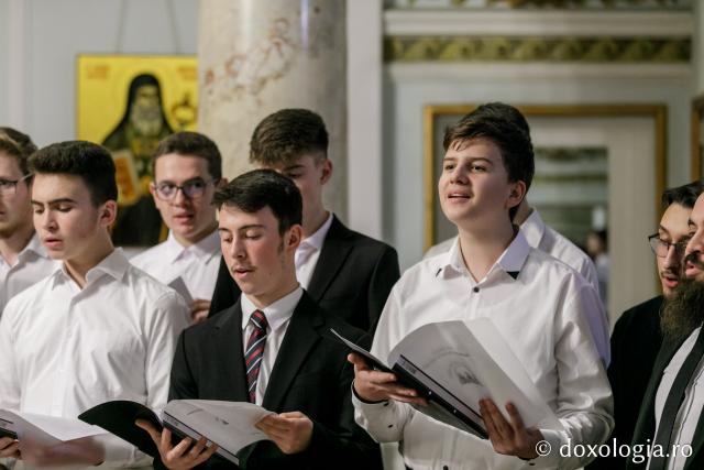 (Foto) „Prietenii Sfinților Trei Ierarhi” – Colindători la Reședința Mitropolitană 2021