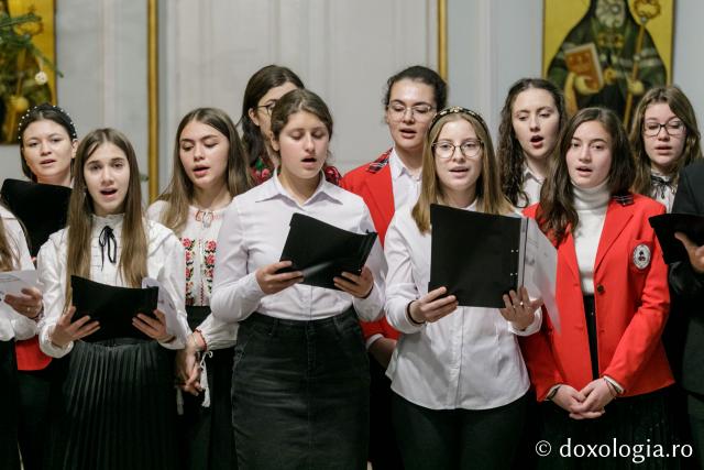 (Foto) „Prietenii Sfinților Trei Ierarhi” – Colindători la Reședința Mitropolitană 2021