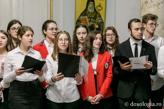 (Foto) „Prietenii Sfinților Trei Ierarhi” – Colindători la Reședința Mitropolitană 2021
