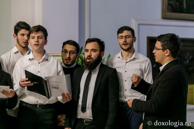 (Foto) „Prietenii Sfinților Trei Ierarhi” – Colindători la Reședința Mitropolitană 2021