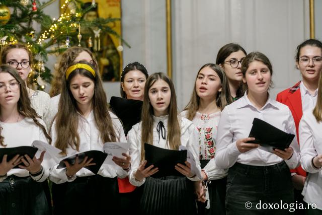 (Foto) „Prietenii Sfinților Trei Ierarhi” – Colindători la Reședința Mitropolitană 2021