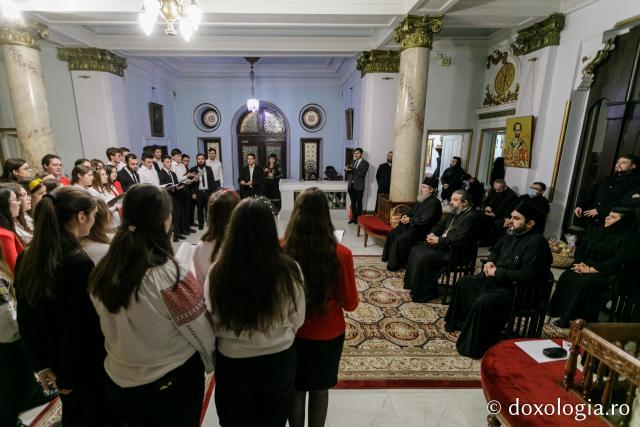 (Foto) „Prietenii Sfinților Trei Ierarhi” – Colindători la Reședința Mitropolitană 2021