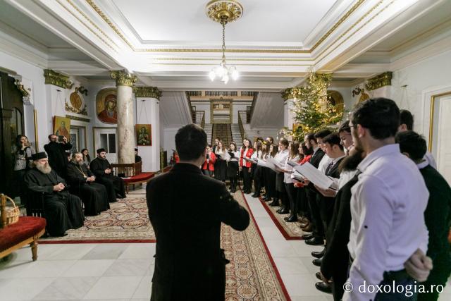 (Foto) „Prietenii Sfinților Trei Ierarhi” – Colindători la Reședința Mitropolitană 2021