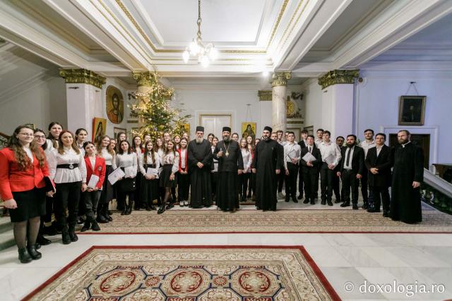 (Foto) „Prietenii Sfinților Trei Ierarhi” – Colindători la Reședința Mitropolitană 2021