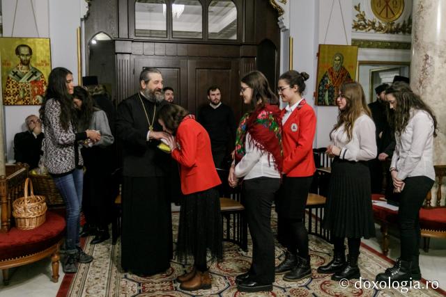 (Foto) „Prietenii Sfinților Trei Ierarhi” – Colindători la Reședința Mitropolitană 2021