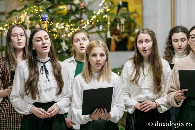 (Foto)  Studenți pentru Viață Iași – Colindători la Reședința Mitropolitană 2021