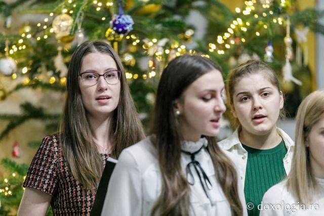 (Foto)  Studenți pentru Viață Iași – Colindători la Reședința Mitropolitană 2021