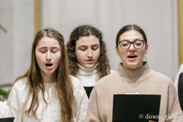 (Foto)  Studenți pentru Viață Iași – Colindători la Reședința Mitropolitană 2021