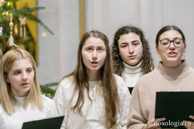 (Foto)  Studenți pentru Viață Iași – Colindători la Reședința Mitropolitană 2021