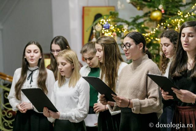 (Foto)  Studenți pentru Viață Iași – Colindători la Reședința Mitropolitană 2021