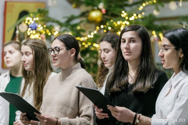 (Foto)  Studenți pentru Viață Iași – Colindători la Reședința Mitropolitană 2021
