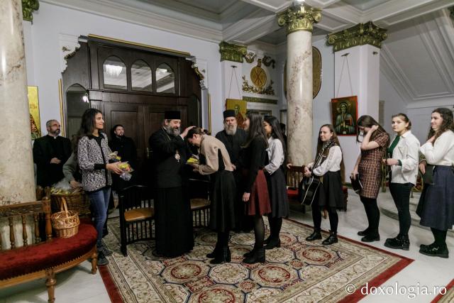 (Foto)  Studenți pentru Viață Iași – Colindători la Reședința Mitropolitană 2021