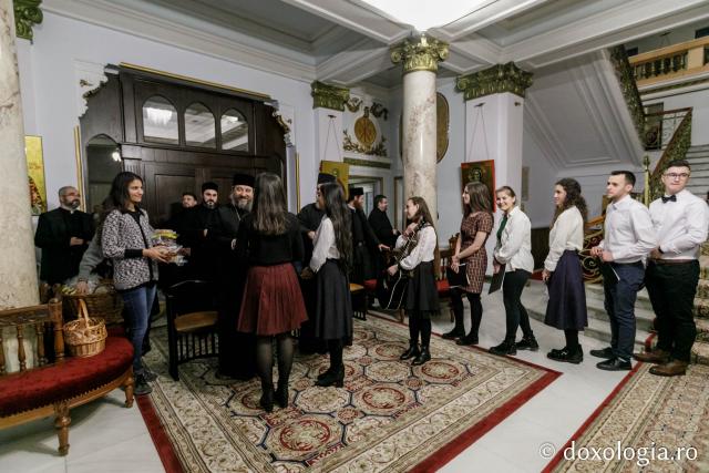 (Foto)  Studenți pentru Viață Iași – Colindători la Reședința Mitropolitană 2021