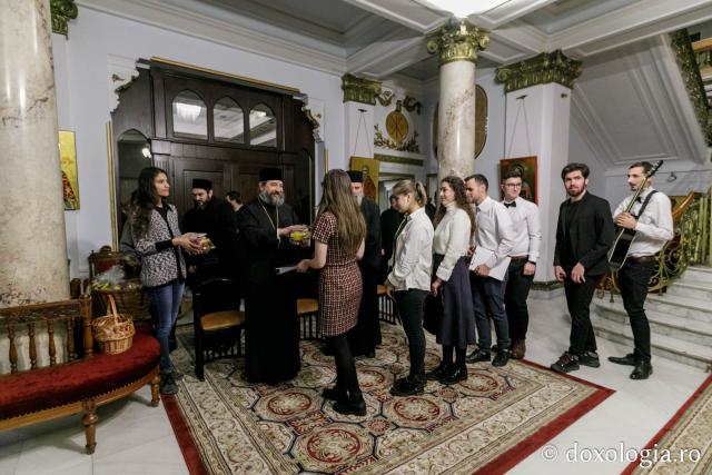 (Foto)  Studenți pentru Viață Iași – Colindători la Reședința Mitropolitană 2021