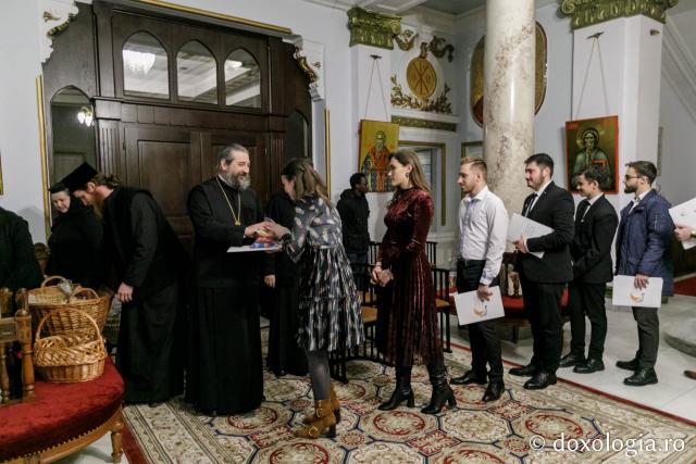 (Foto) Colegiul „Sfântul Nicolae” Iași – Colindători la Reședința Mitropolitană 2021