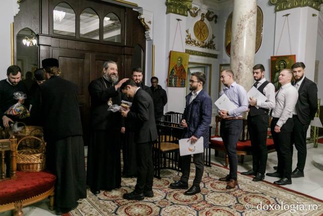 (Foto) Colegiul „Sfântul Nicolae” Iași – Colindători la Reședința Mitropolitană 2021