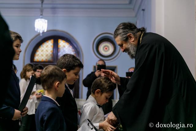 (Foto) Parohia Valea Adâncă – Colindători la Reședința Mitropolitană 2021