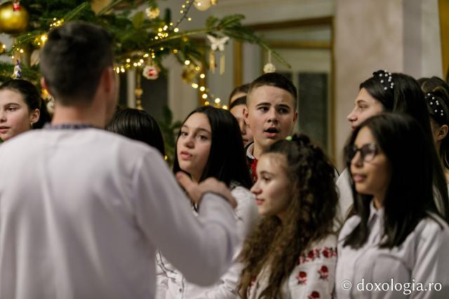 (Foto) Parohia Slobozia-Voinești – Colindători la Reședința Mitropolitană 2021