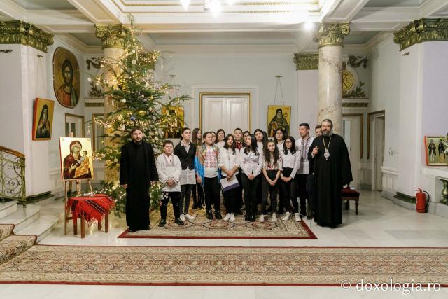(Foto) Parohia Slobozia-Voinești – Colindători la Reședința Mitropolitană 2021