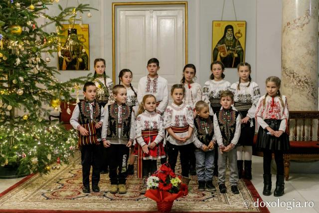 (Foto) Parohia Șerbești – Colindători la Reședința Mitropolitană 2021