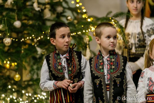 (Foto) Parohia Șerbești – Colindători la Reședința Mitropolitană 2021