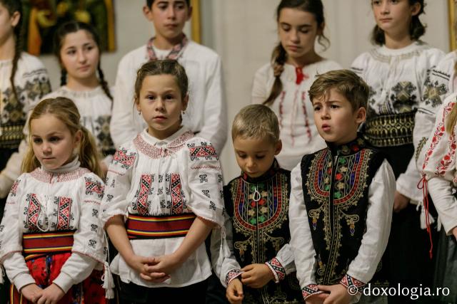(Foto) Parohia Șerbești – Colindători la Reședința Mitropolitană 2021