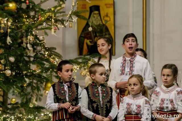 (Foto) Parohia Șerbești – Colindători la Reședința Mitropolitană 2021