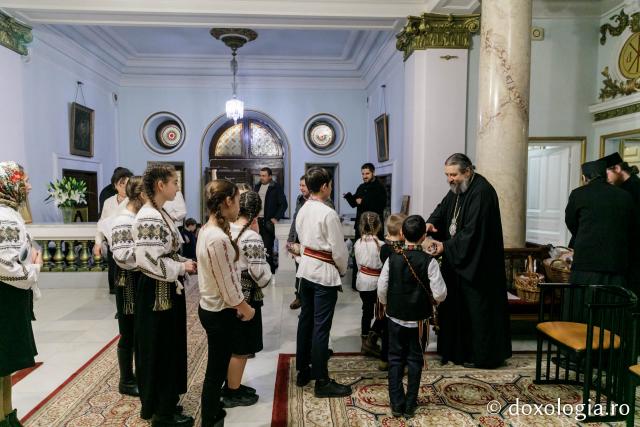 (Foto) Parohia Șerbești – Colindători la Reședința Mitropolitană 2021
