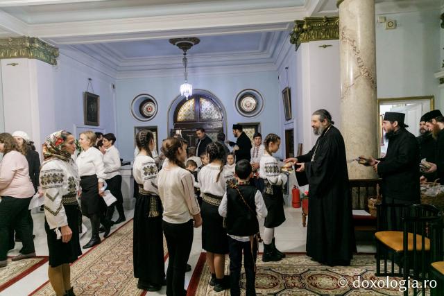 (Foto) Parohia Șerbești – Colindători la Reședința Mitropolitană 2021