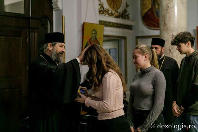 (Foto) Parohia Tungujei – Colindători la Reședința Mitropolitană 2021