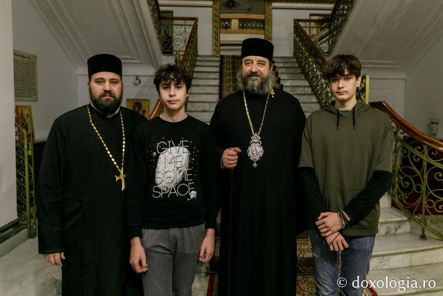 (Foto) Parohia Tungujei – Colindători la Reședința Mitropolitană 2021