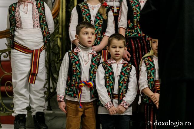 (Foto) Parohia Cozmești – Colindători la Reședința Mitropolitană 2021