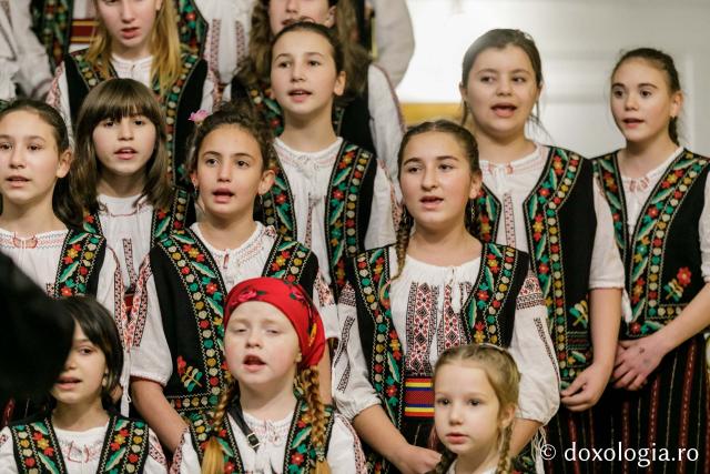 (Foto) Parohia Cozmești – Colindători la Reședința Mitropolitană 2021