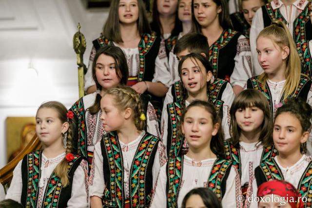(Foto) Parohia Cozmești – Colindători la Reședința Mitropolitană 2021