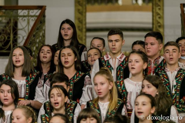 (Foto) Parohia Cozmești – Colindători la Reședința Mitropolitană 2021