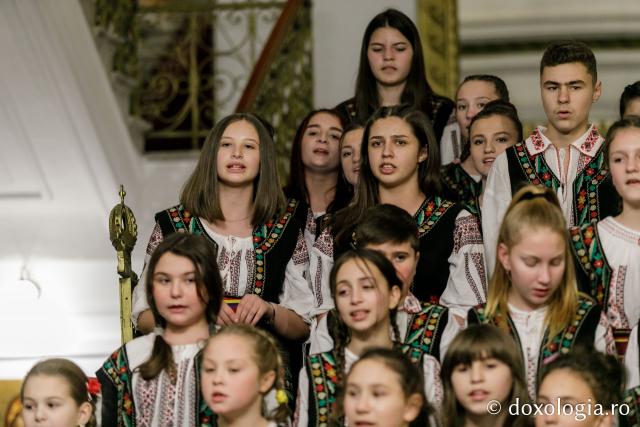 (Foto) Parohia Cozmești – Colindători la Reședința Mitropolitană 2021
