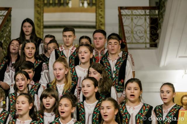 (Foto) Parohia Cozmești – Colindători la Reședința Mitropolitană 2021