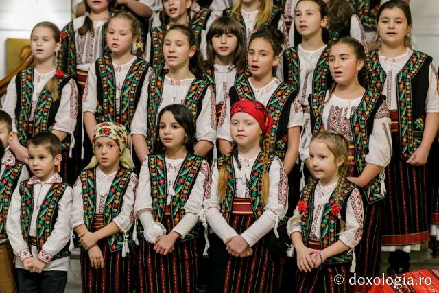 (Foto) Parohia Cozmești – Colindători la Reședința Mitropolitană 2021