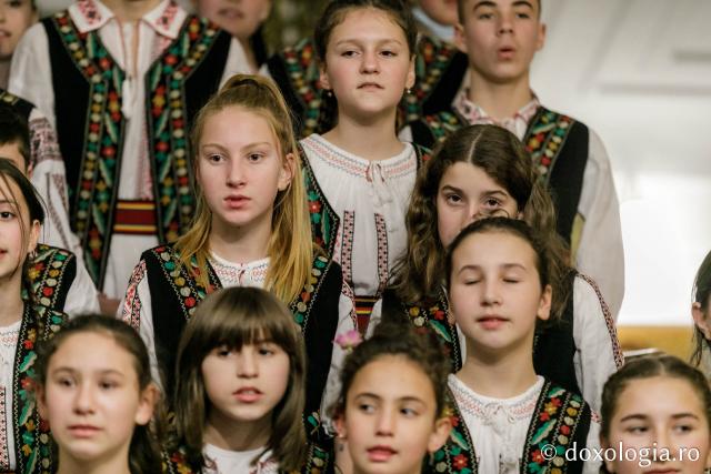(Foto) Parohia Cozmești – Colindători la Reședința Mitropolitană 2021