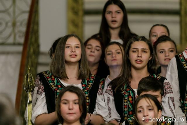 (Foto) Parohia Cozmești – Colindători la Reședința Mitropolitană 2021