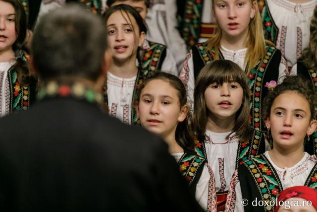 (Foto) Parohia Cozmești – Colindători la Reședința Mitropolitană 2021