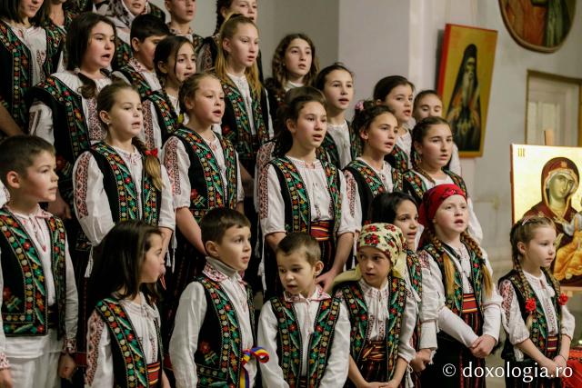 (Foto) Parohia Cozmești – Colindători la Reședința Mitropolitană 2021